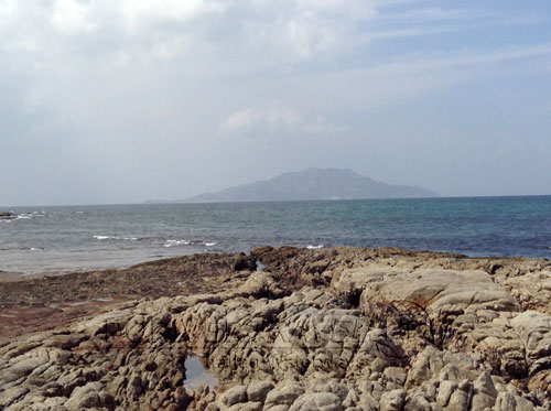 spiaggia rocciosa isola Hallaniyat Pesca fly Oman 